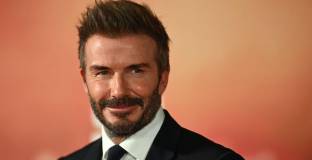 Група, водена от Бекъм и Невил, закупи Салфорд Сити