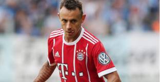 Рафиня катастрофира на път за среща с феновете 