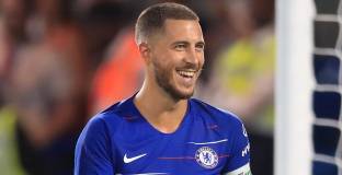 Азар чака правилния момент, за да обяви бъдещето си