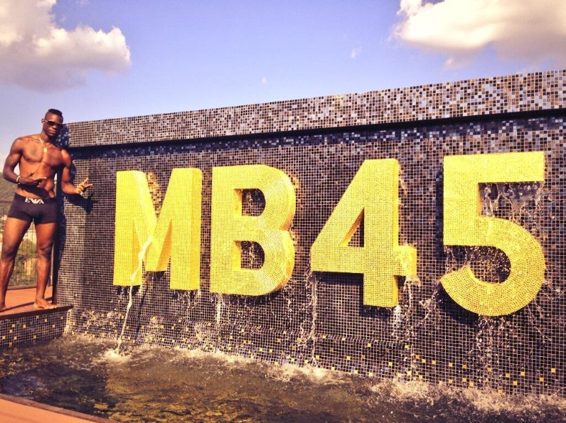 Марио Балотели позира по бански в новия си басейн по поръчка