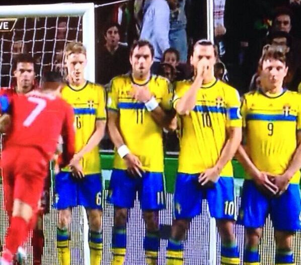 За разлика от съотборниците си Ибрахимович предпочита да предпази носа си