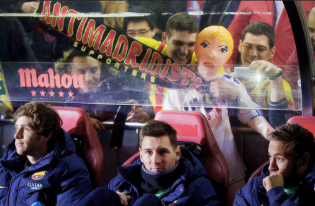 Фен на Барселона постави зад Меси надуваема кукла носеща тениска на Роналдо