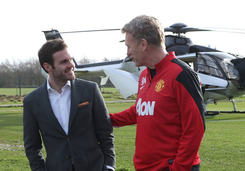 Хуан Мата беше посрещнат от Дейвид Мойс на тренировъчната база на Юнайтед