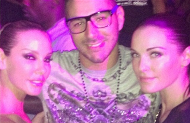 Ден преди сблъсъка с Дортмунд, Бензема се забавлява с две момиче в нощен клуб в Мадрид