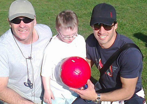 По време на разходка в парка, Суарес се спря и поигра с дете страдащо от синдром на Даун