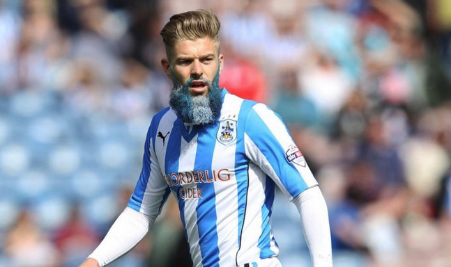 Адам Клейтън си боядиса брадата по случай последния мач на Хъдърсфийлд за сезона