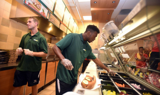 Даниел Стъридж и Джордан Хендерсон приготвяха сандвичи в Subway