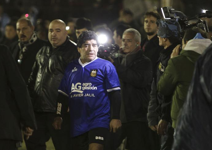 Вижте как играе Марадона дори на 53г. 