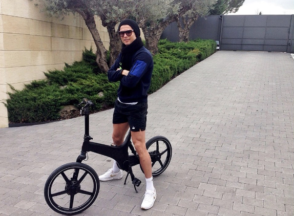 Кристиано Роналдо показа новото си колело във Facebook - 