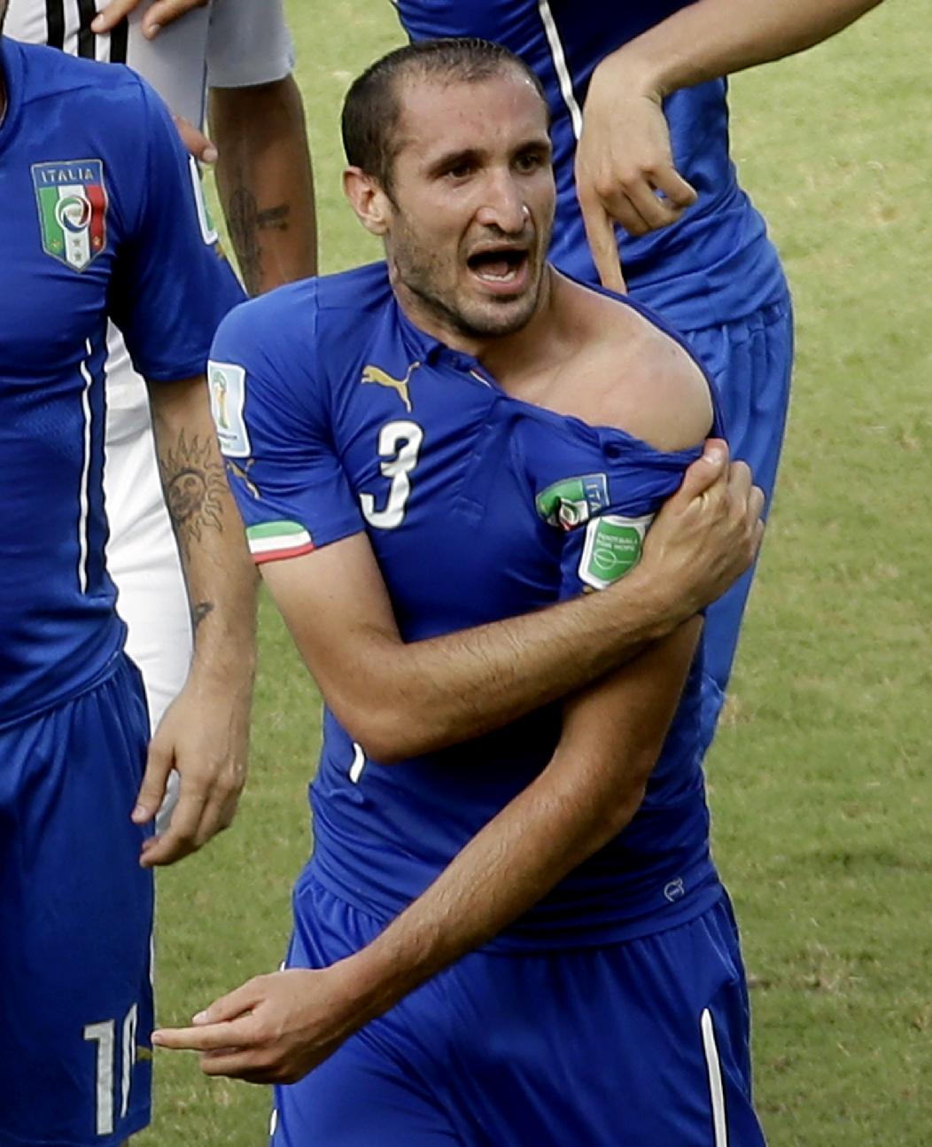 Как Луис Суарес захапа Джорджо Киелини 