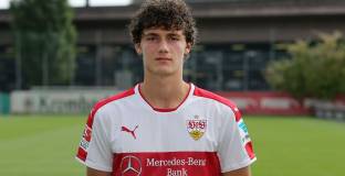 Защитник на Щутгарт отказа на Борусия Дортмунд 