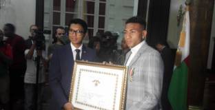 Абел Анисе с рицарски орден за особени заслуги