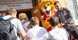 ЦСКА зарадва децата от 6-то Помощно училище