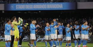 Наполи зарадва феновете си за празниците с победа