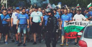 Сините фенове с шествие преди дербито