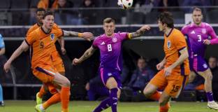 Германия с труден успех над Нидерландия