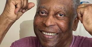 Пеле ще остане в болницата извън планираното