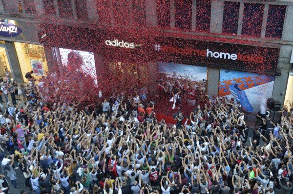Кака беше посрещнат по уникален начин от фенове на Милан пред магазин на Adidas
