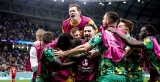 Австралия удари и Дания и се класира на 1/8-финал (видео)