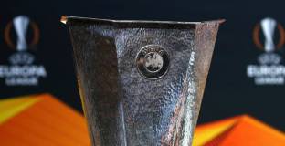 Съдия не можа да продължи мача заради попаднал в главата фойерверк 