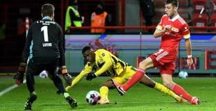 Мукоко вкара гол за историята, но Дортмунд остана без победа (видео)