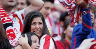 Състоянието на ранения фен на Атлетико остава тежко