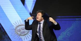 Министър поиска извинение от Меси, уволниха го