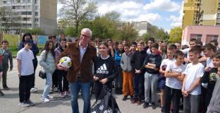 Алън Пардю зарадва деца от две столични училища (видео)