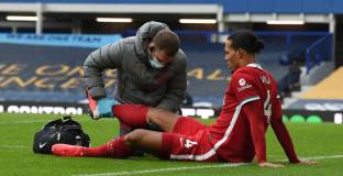 Ливърпул очаква „присъдата” на докторите за Ван Дайк и Тиаго