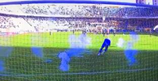 Фенове раниха вратар с фойерверк 