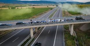 Феновете изпратиха Левски за Гърция с димки и плакати