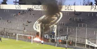 Отмениха мач заради бой между въоръжени фенове