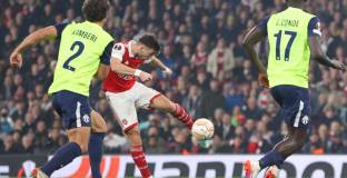 Арсенал остана първи с пета победа