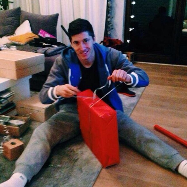 Роберт Левандовски качи снимка в Instragram, опаковайки коледните подаръци