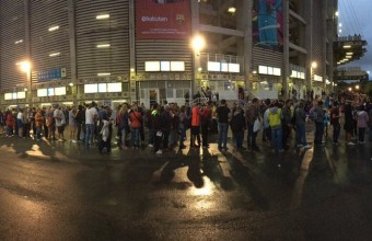 Това е опашка от фенове на Барса, искащи оставката на Бартомеу. 