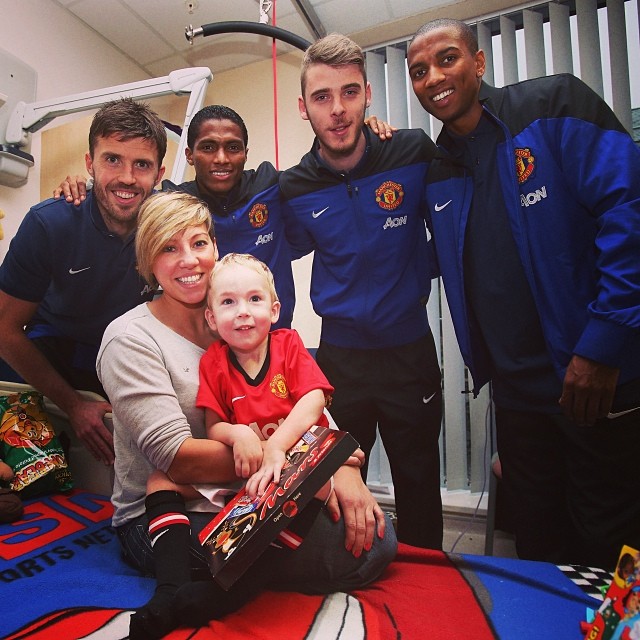 Играчите на Манчестър Юнайтед посетиха една от болниците в града, за да зарадват децата с коледни подаръци