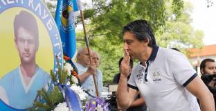 Футболисти и ръководство поднесоха венци пред паметника на Гунди