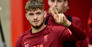Елиът подписа нов договор с Ливърпул 