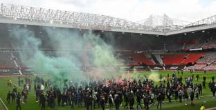 Фенове на Юнайтед нахлуха на Олд Трафорд в протест срещу собствениците (снимки + видео)