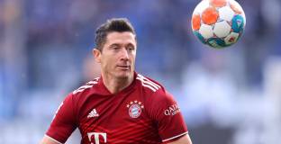 Левандовски няма спирачки и пак Байерн е на върха (видео)