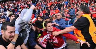 Сляп фен на Ливърпул подаде жалба срещу испанските полицаи 