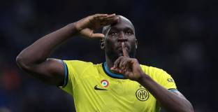 Интер загря за Милан с победа над Сасуоло (видео)