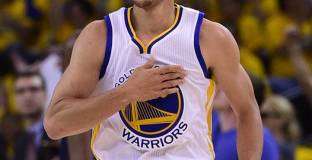   Къри бе избран за Най-полезен играч във финалите на НБА