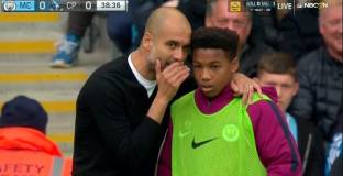 Гуардиола дал инструкции на момче, подаващо топките 