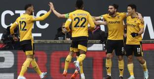 Уулвс с три през Ливърпул