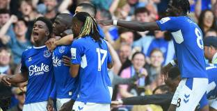 Евертън би и прати Лестър и Лийдс в Чемпиъншип