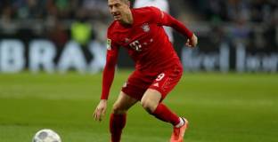 Левандовски води на Меси с два гола