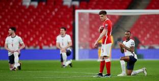 Поляците отказаха да застанат на коляно преди мача с Англия