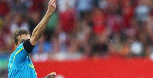 Наказаха съдия за удар на футболист