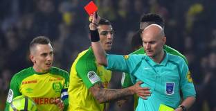 Наказаха съдия, който удари играч на Нант